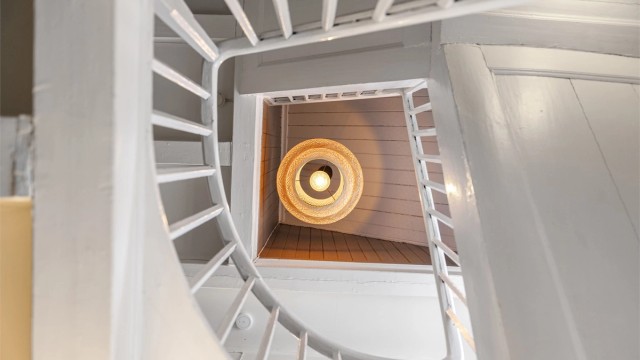 Trapperommet er et arkitektonisk element i seg selv, og binder de tre planene sammen.