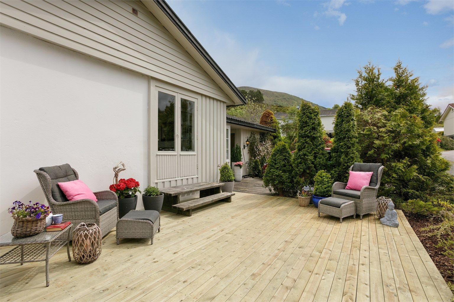 Nylagt terrasse i sør med utgang fra stue