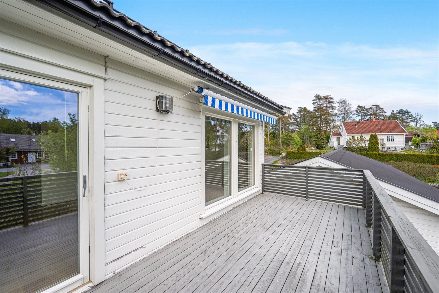 Fra stuen er det utgang til en romslig veranda på ca. 14 kvm