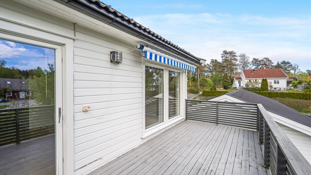 Fra stuen er det utgang til en romslig veranda på ca. 14 kvm