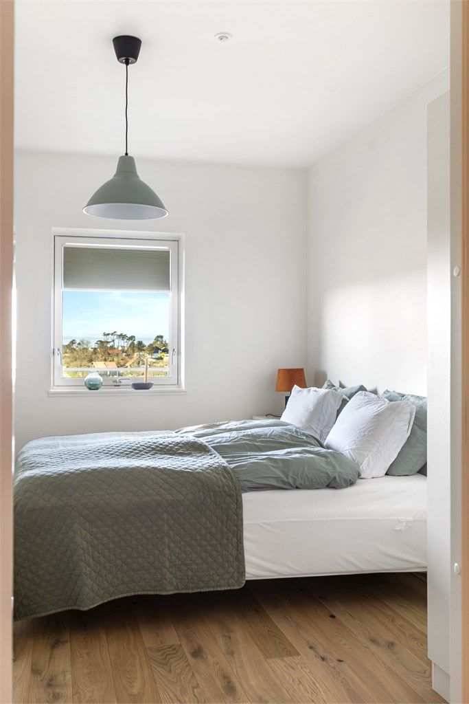 Leilighetens andre soverom har plass til seng og kontorløsning.