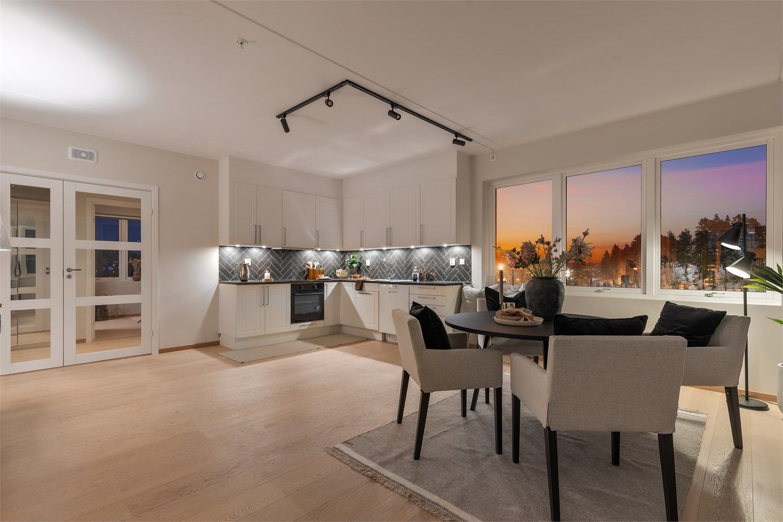 Den åpne løsningen mellom stue, spisestue og kjøkken skaper en sosial atmosfære når man er med venner og familie.