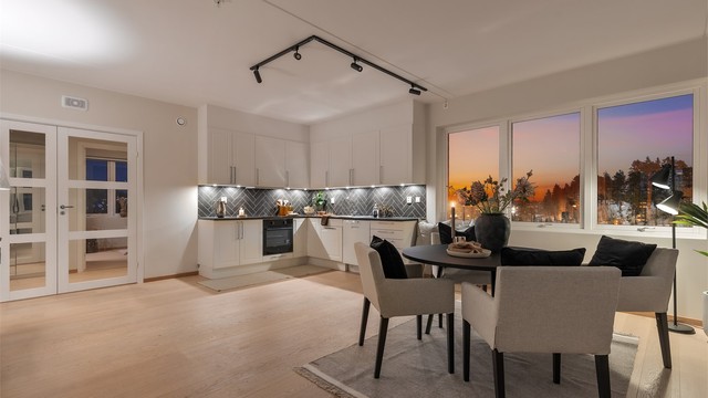 Den åpne løsningen mellom stue, spisestue og kjøkken skaper en sosial atmosfære når man er med venner og familie.