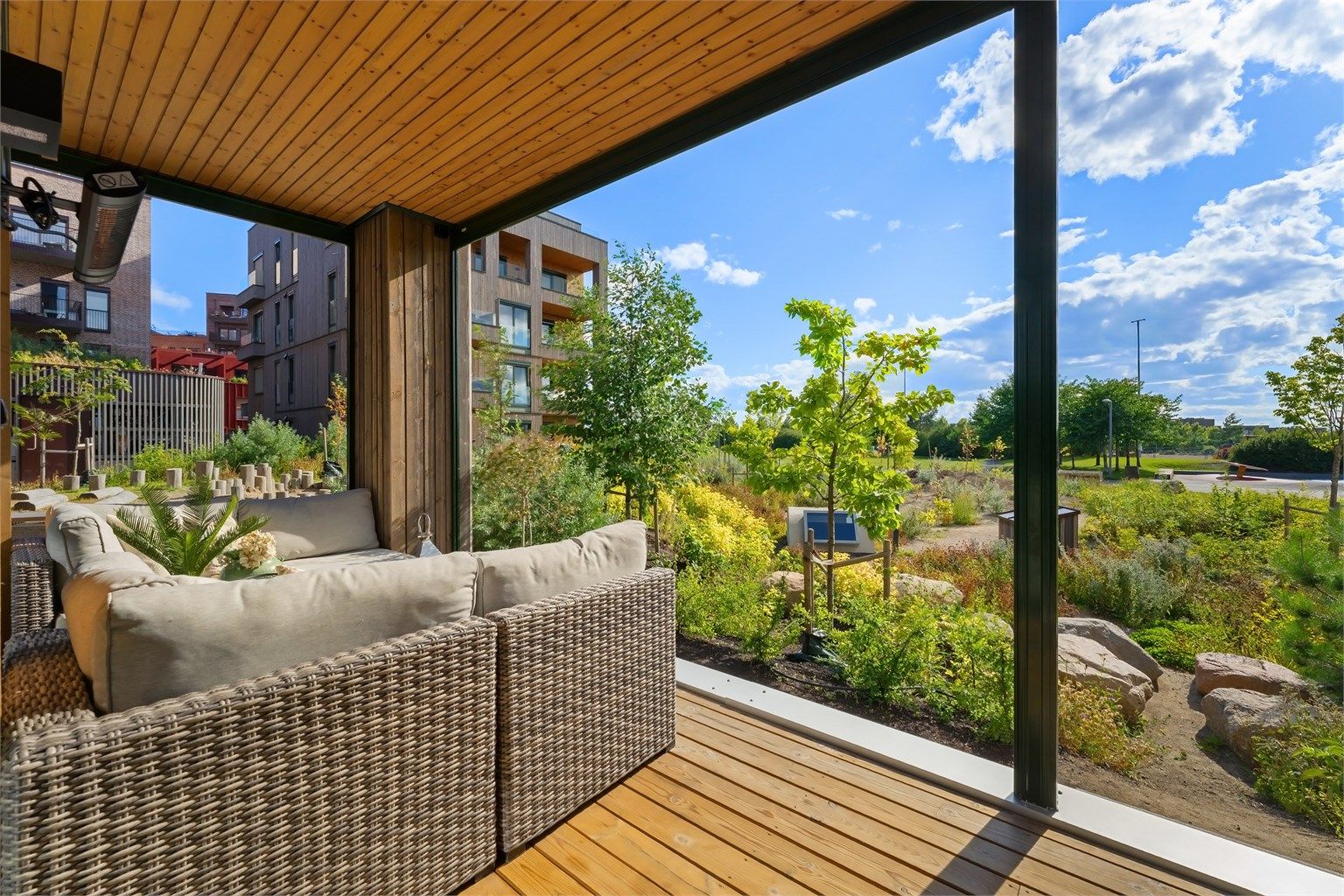 Fra stuen er det utgang til en deilig overbygget terrasse