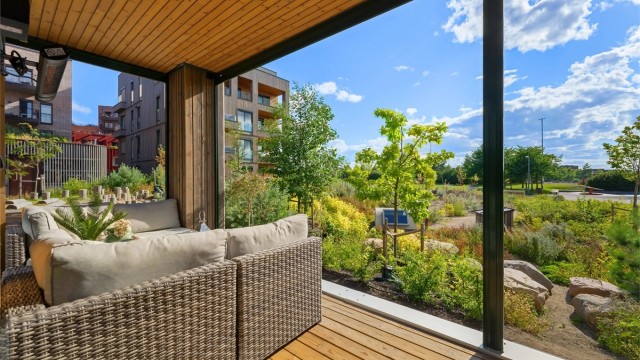 Fra stuen er det utgang til en deilig overbygget terrasse