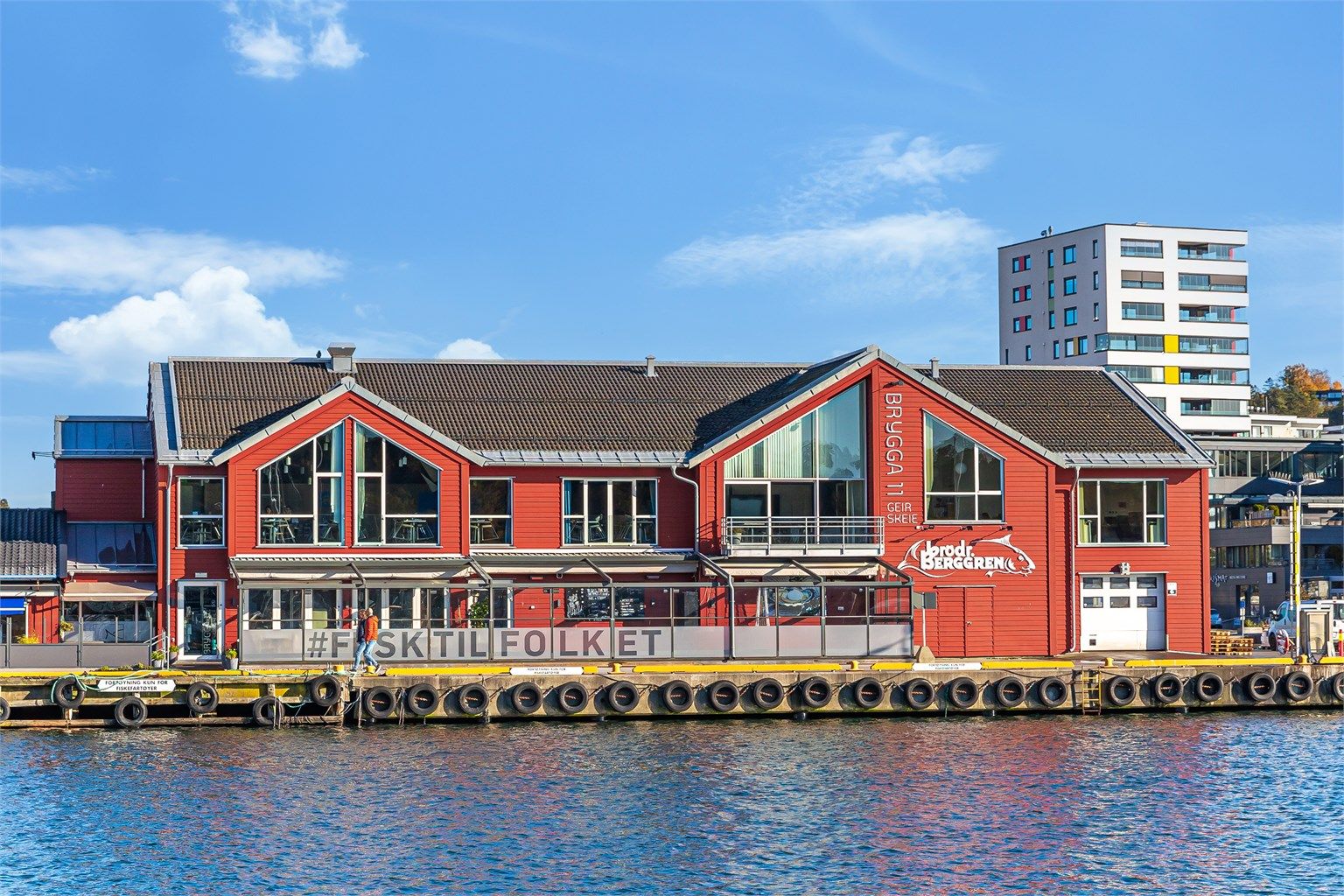 Gåavstand til alle byens fasiliteter, som Brygga 11 restaurant og brødrene berggren for fersk sjømat!