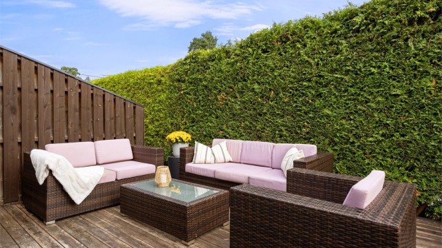 Den store plattingen er skjermet og har god plass til flere sittegrupper.