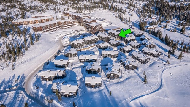 Meget attraktiv hjørnebeliggenhet i hus Z - luftig, solrikt og trappefritt fra hotellet/piazzaen. Flott utsikt