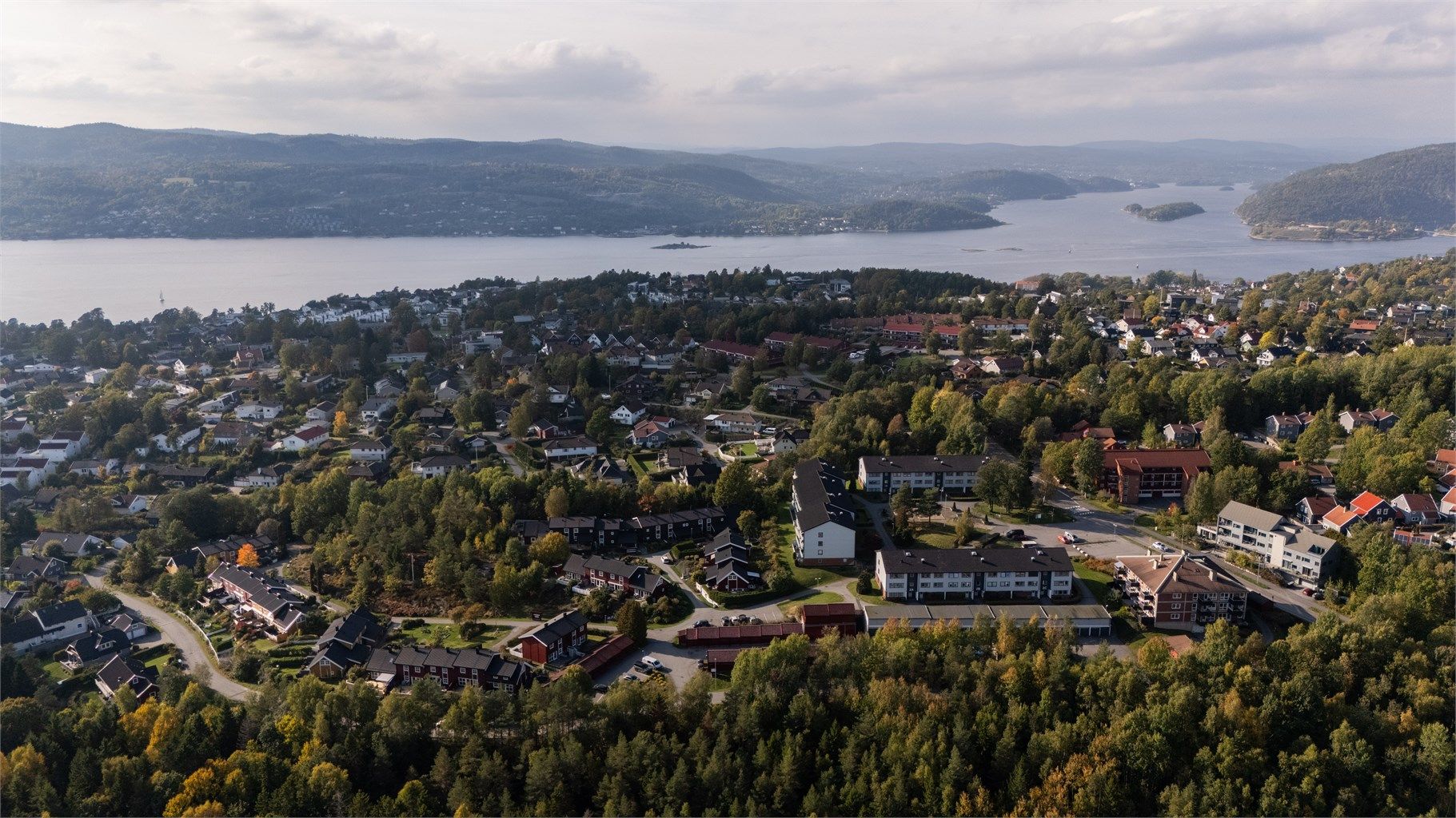 Kort vei til Drøbak sentrum med butikker og serveringssteder, samt badeplasser langs fjorden.