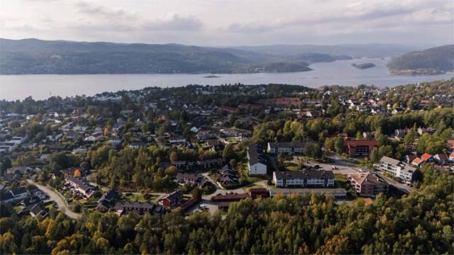 Kort vei til Drøbak sentrum med butikker og serveringssteder, samt badeplasser langs fjorden.
