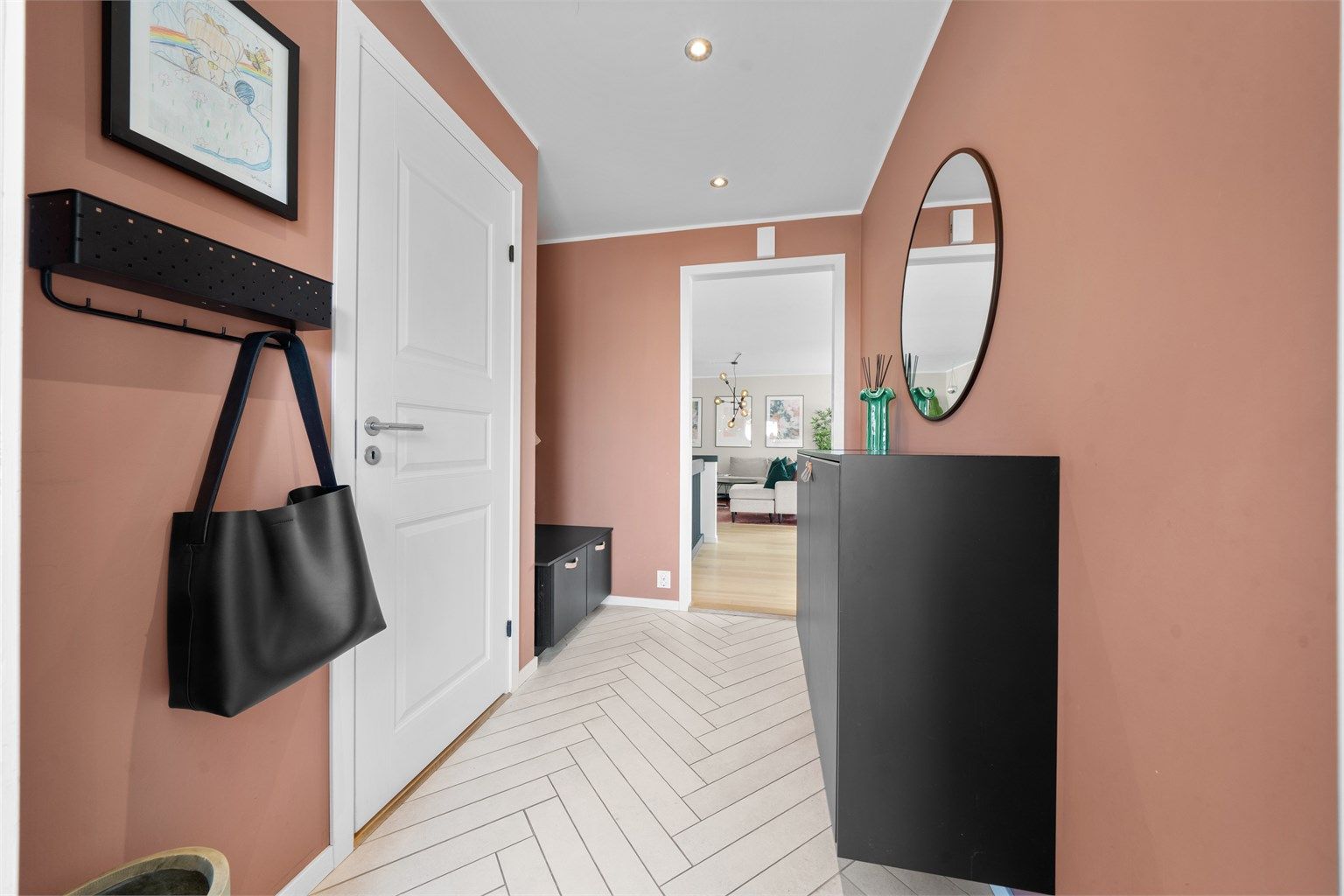 Entré/gang med lysspotter, malt i en delikat farge - oppbevaringsløsninger er fastmontert og medfølger boligen