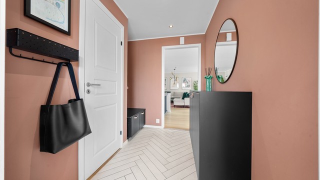 Entré/gang med lysspotter, malt i en delikat farge - oppbevaringsløsninger er fastmontert og medfølger boligen