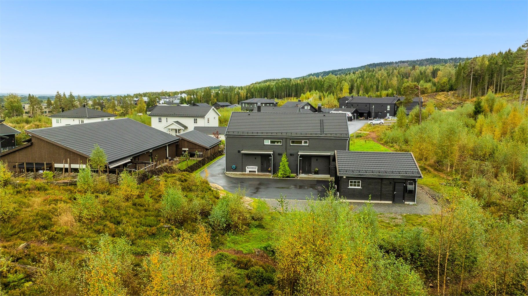 Umiddelbar nærhet til flotte rekreasjonsområder, og til velforeningens gapahuk som fritt kan benyttes. 