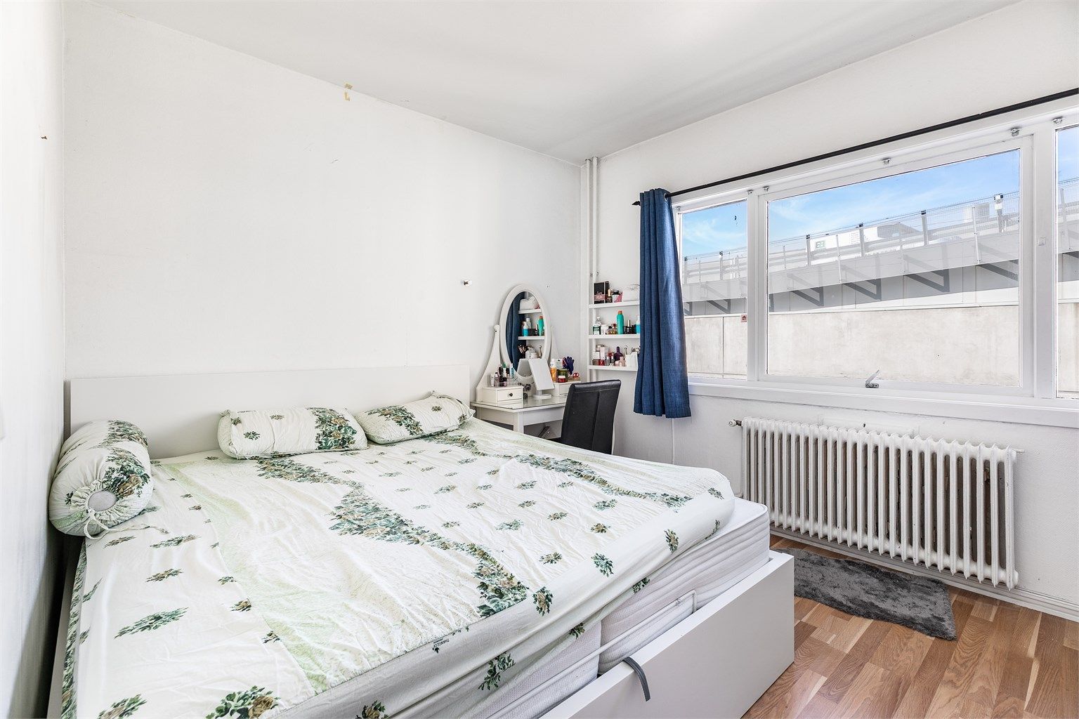 Leilighetens opprinnelige stue benyttes i dag som soverom.