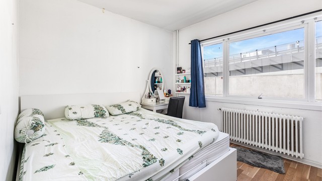 Leilighetens opprinnelige stue benyttes i dag som soverom.