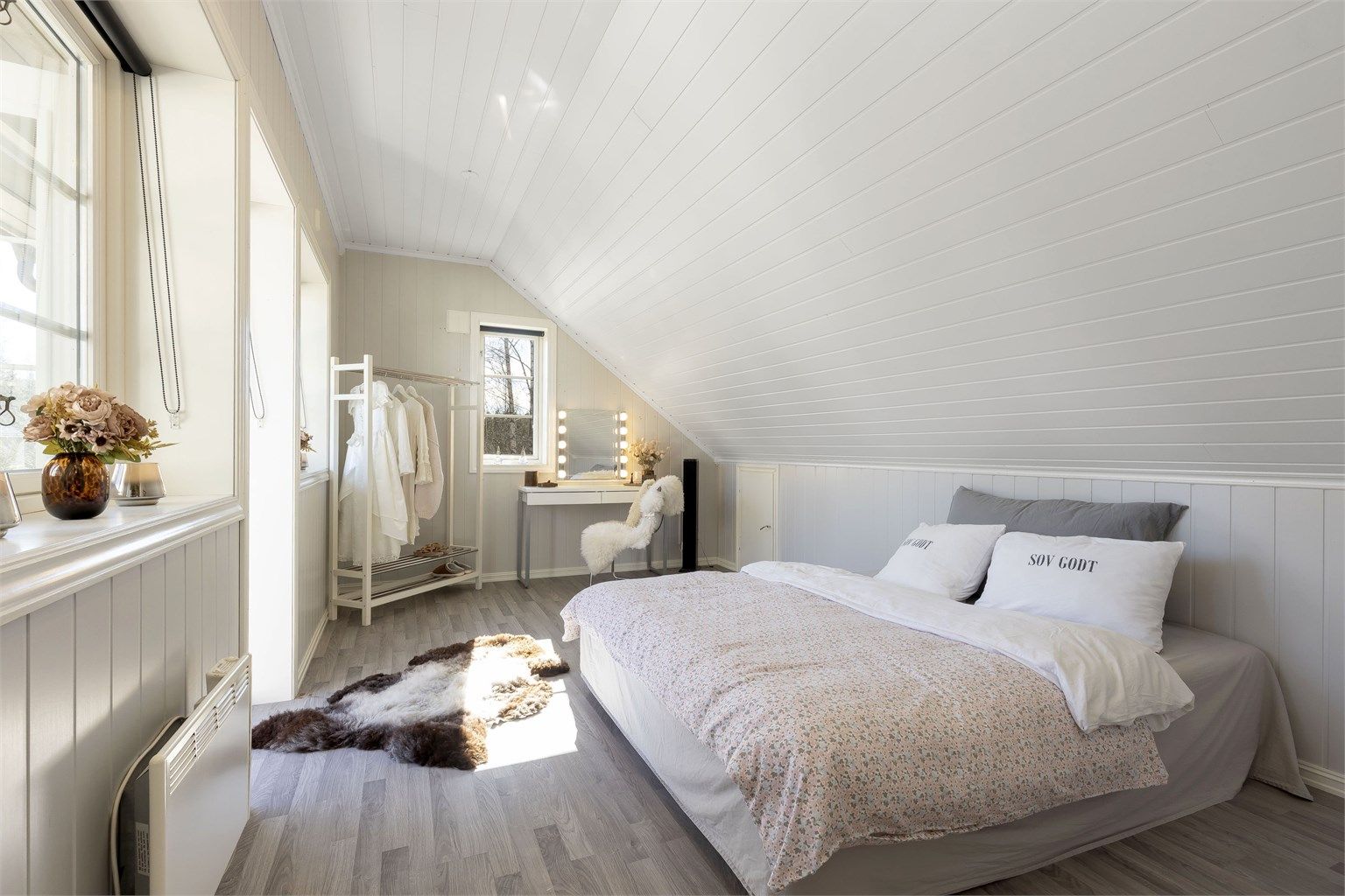 Soverom III i 2. etasje er også av god størrelse og med direkte utgang til balkong.