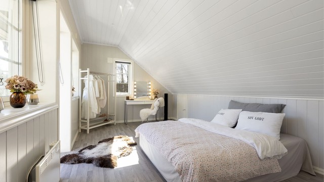 Soverom III i 2. etasje er også av god størrelse og med direkte utgang til balkong.