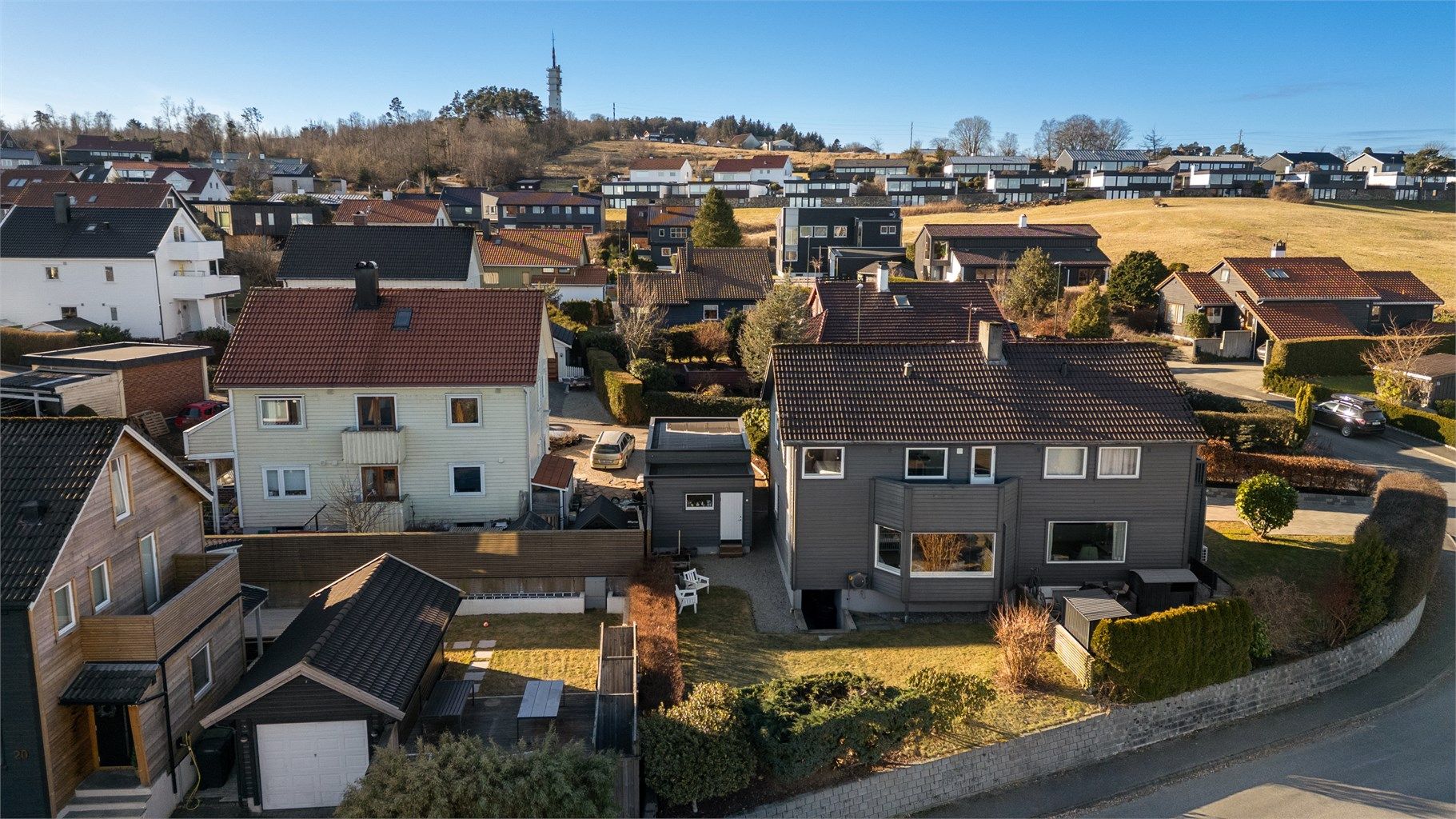 Boligen ligger i Ullandhaugskråningen og har kort vei til de fine turområdene i Sørmarka. 