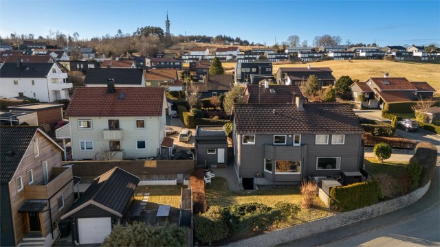 Boligen ligger i Ullandhaugskråningen og har kort vei til de fine turområdene i Sørmarka.