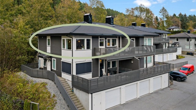 Firemannsbolig oppført i 2017 med integrert garasjeanlegg i underetasjen.