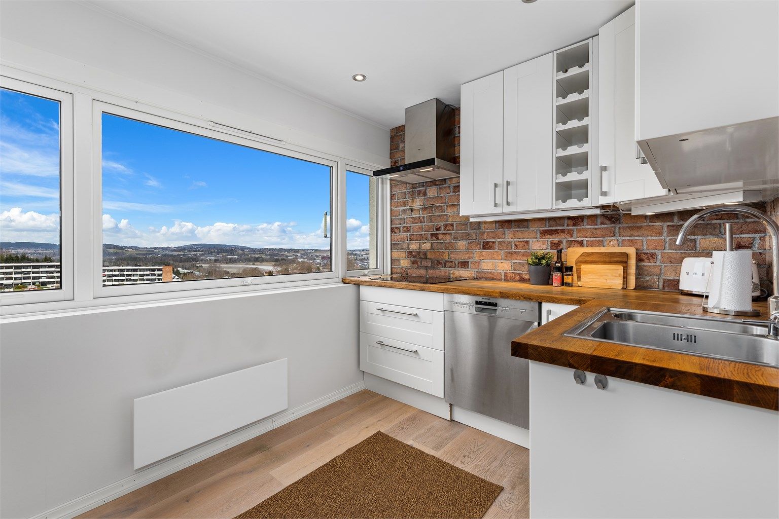 Kjøkkenet er utstyrt med integrert stekeovn og mikrobølgeovn, samt frittstående oppvaskmaskin.