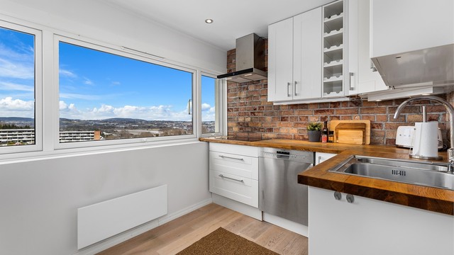 Kjøkkenet er utstyrt med integrert stekeovn og mikrobølgeovn, samt frittstående oppvaskmaskin.