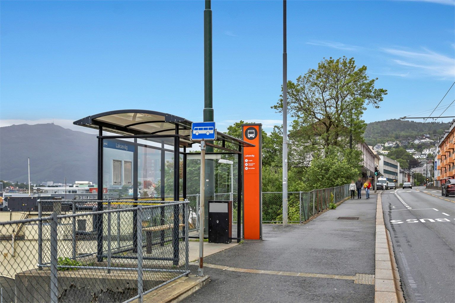 "Laksevåg" og "Damsgård hovedgård" busstopp har hyppige avganger hvert.10 minutt med hovedlinje nr. 6 (Birkelundstoppen - Lyngbø) 