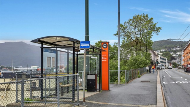 "Laksevåg" og "Damsgård hovedgård" busstopp har hyppige avganger hvert.10 minutt med hovedlinje nr. 6 (Birkelundstoppen - Lyngbø)
