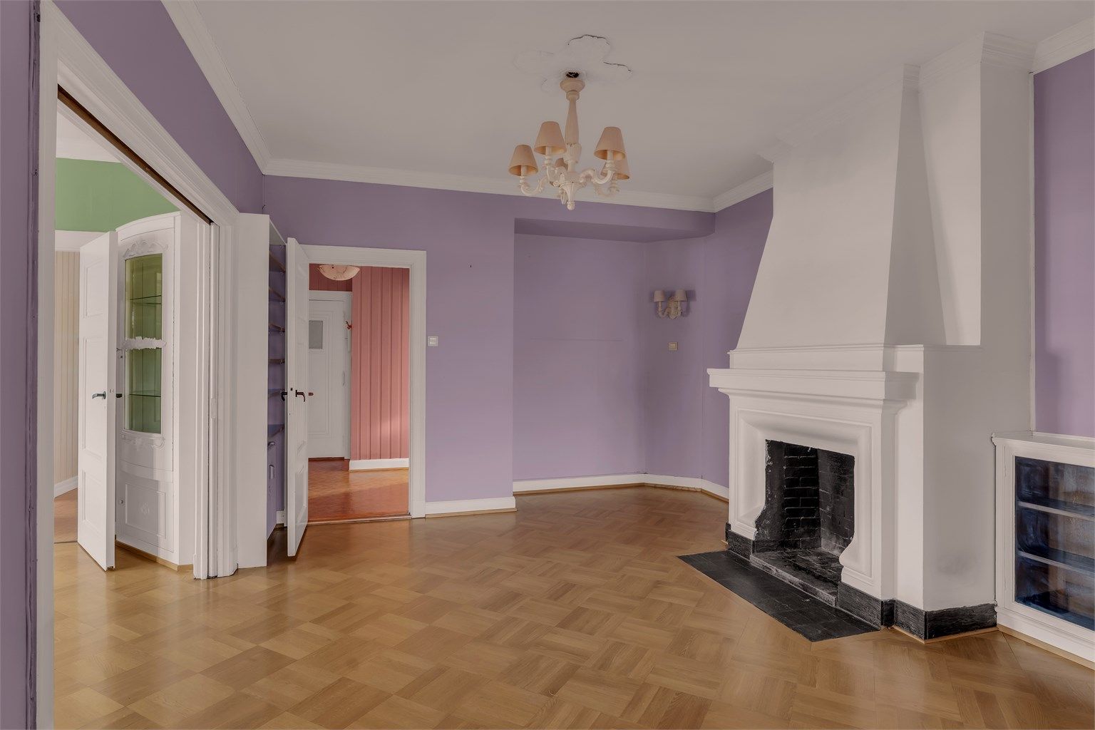 Leiligheten har tro flotte stuer, hvorav den midterste har åpen peis og plassbygde bokhyller.