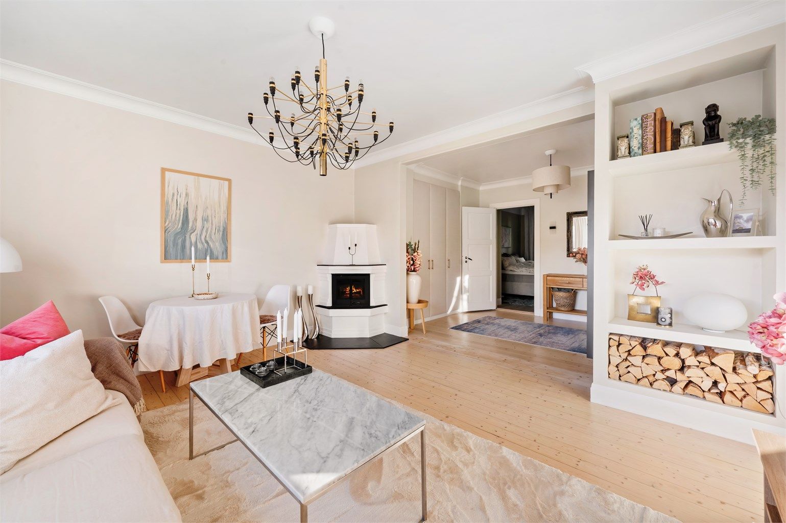 Tiltalende og romslig stue med en lys og luftig romfølelse.