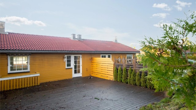 Velkommen til Nyjordstubben 35 og dette svært innholdsrike rekkehuset over to plan med moderniseringsbehov - Presentert av Christoffer S. Akerjordet og Krogsveen Nordstrand