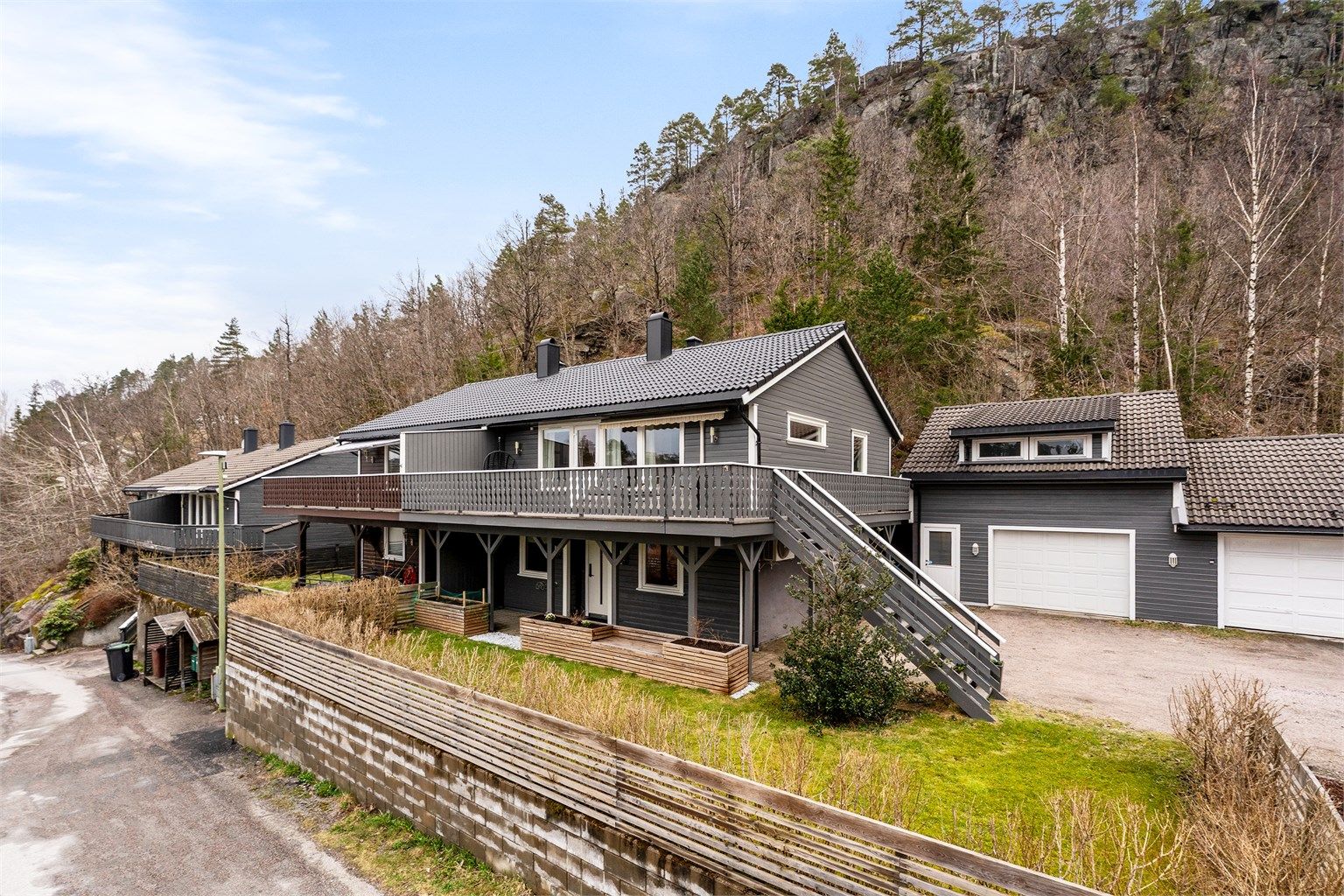 Boligen har nytt tak fra 2024, og er malt i nyere tid. Tilhørende garasje og god biloppstillingsplass foran. Foto: Hans Nøstdahl