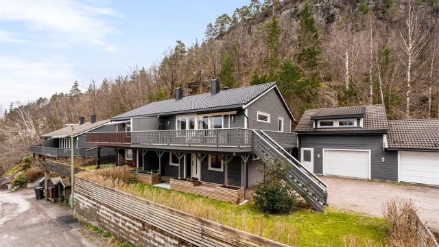 Boligen har nytt tak fra 2024, og er malt i nyere tid. Tilhørende garasje og god biloppstillingsplass foran. Foto: Hans Nøstdahl