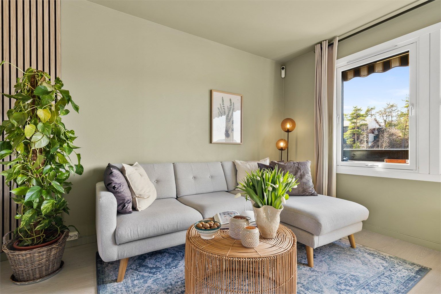 Stuen er av god størrelse og har plass til sofa, salongbord og TV-seksjon.