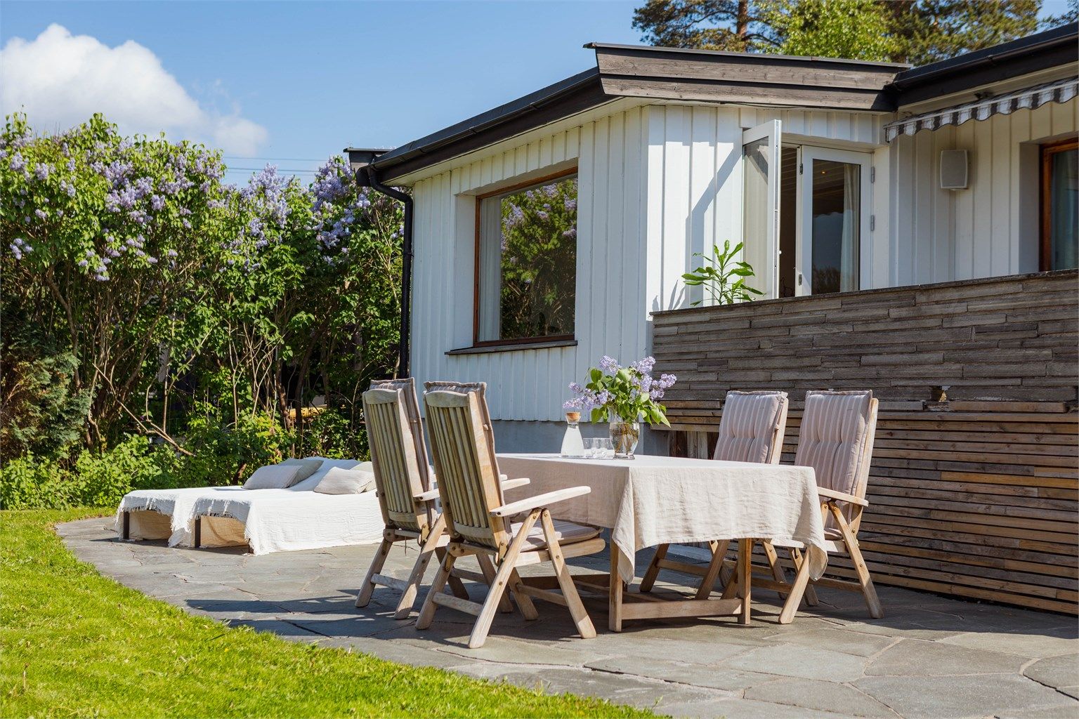 Den solrike terrassen inviterer til lange sommerdager, hyggelige grillkvelder og avslappende stunder i fredelige omgivelser.