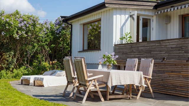 Den solrike terrassen inviterer til lange sommerdager, hyggelige grillkvelder og avslappende stunder i fredelige omgivelser.