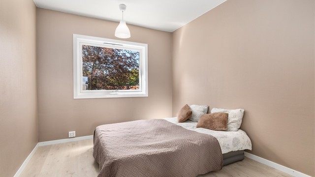Soverommenes vegger og himling er behandlet og malt. På gulvene er det lagt samme type laminat som i stuen og kjøkkenet.