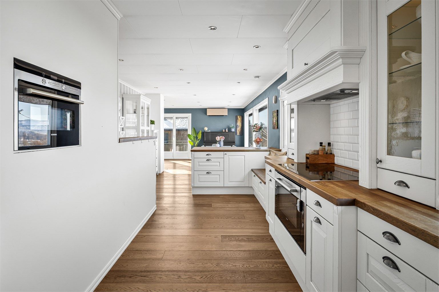 Kjøkkenet er utstyrt med delvis integrerte hvitvarer.