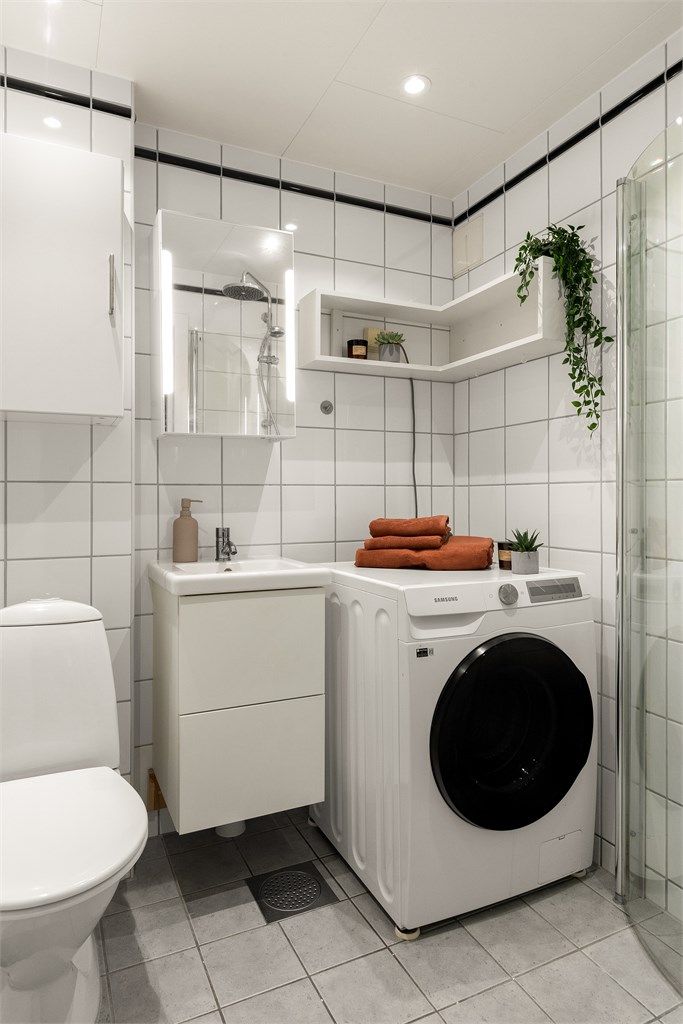 Her er det elektrisk gulvvarme, downlights i taket og opplegg for vaskemaskin