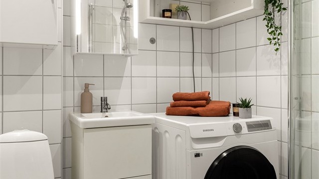 Her er det elektrisk gulvvarme, downlights i taket og opplegg for vaskemaskin