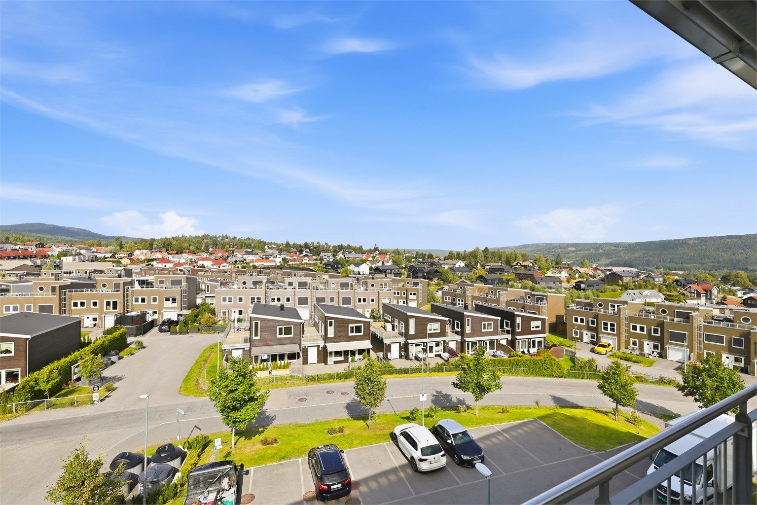 Utsikten fra svalgangen ved inngangsdøren til leiligheten