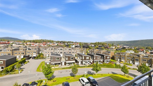 Utsikten fra svalgangen ved inngangsdøren til leiligheten