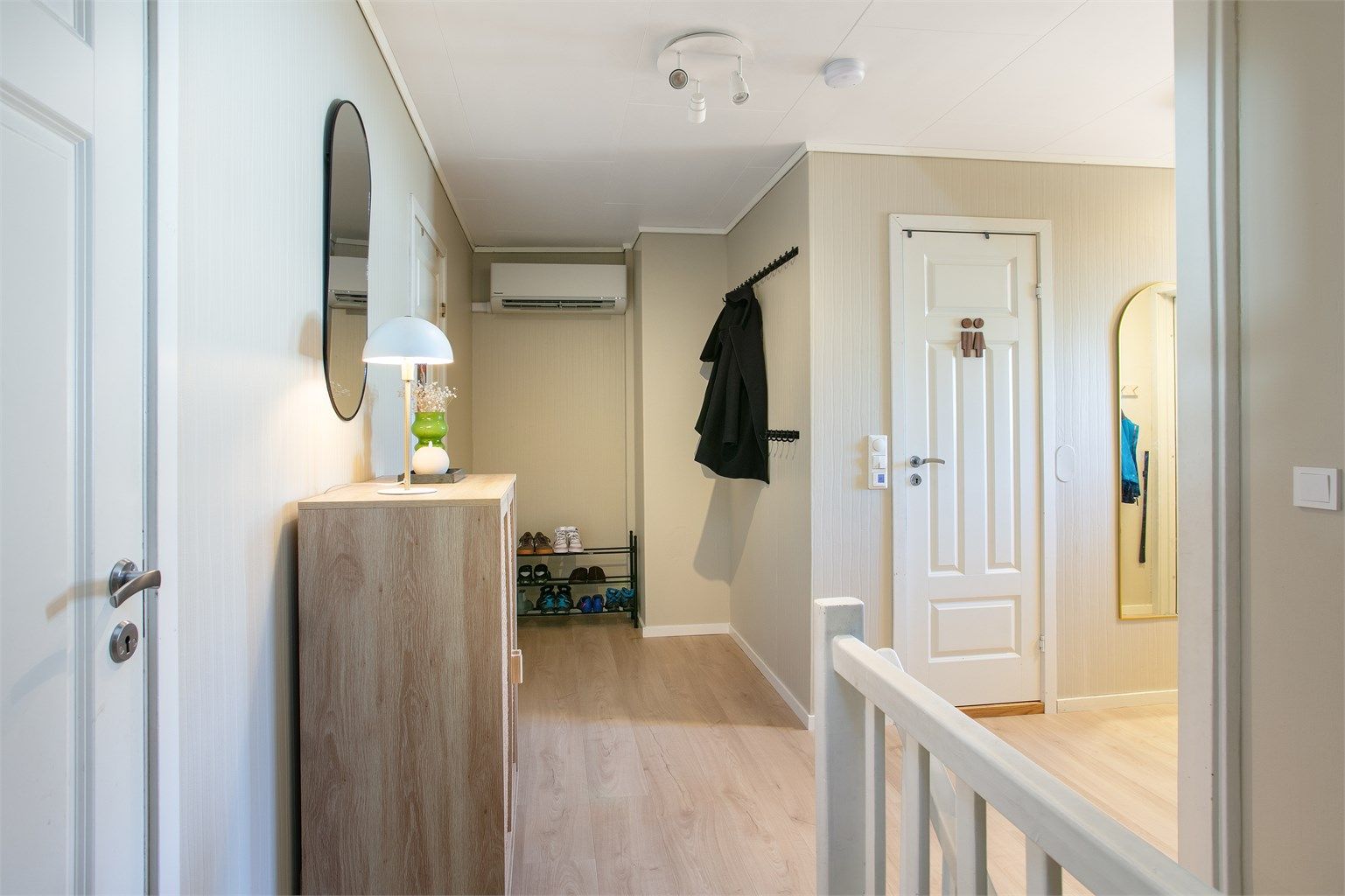 Lys og innbydende entré med nytt gulv, lagt i forbindelse med oppgraderinger de siste tre årene.