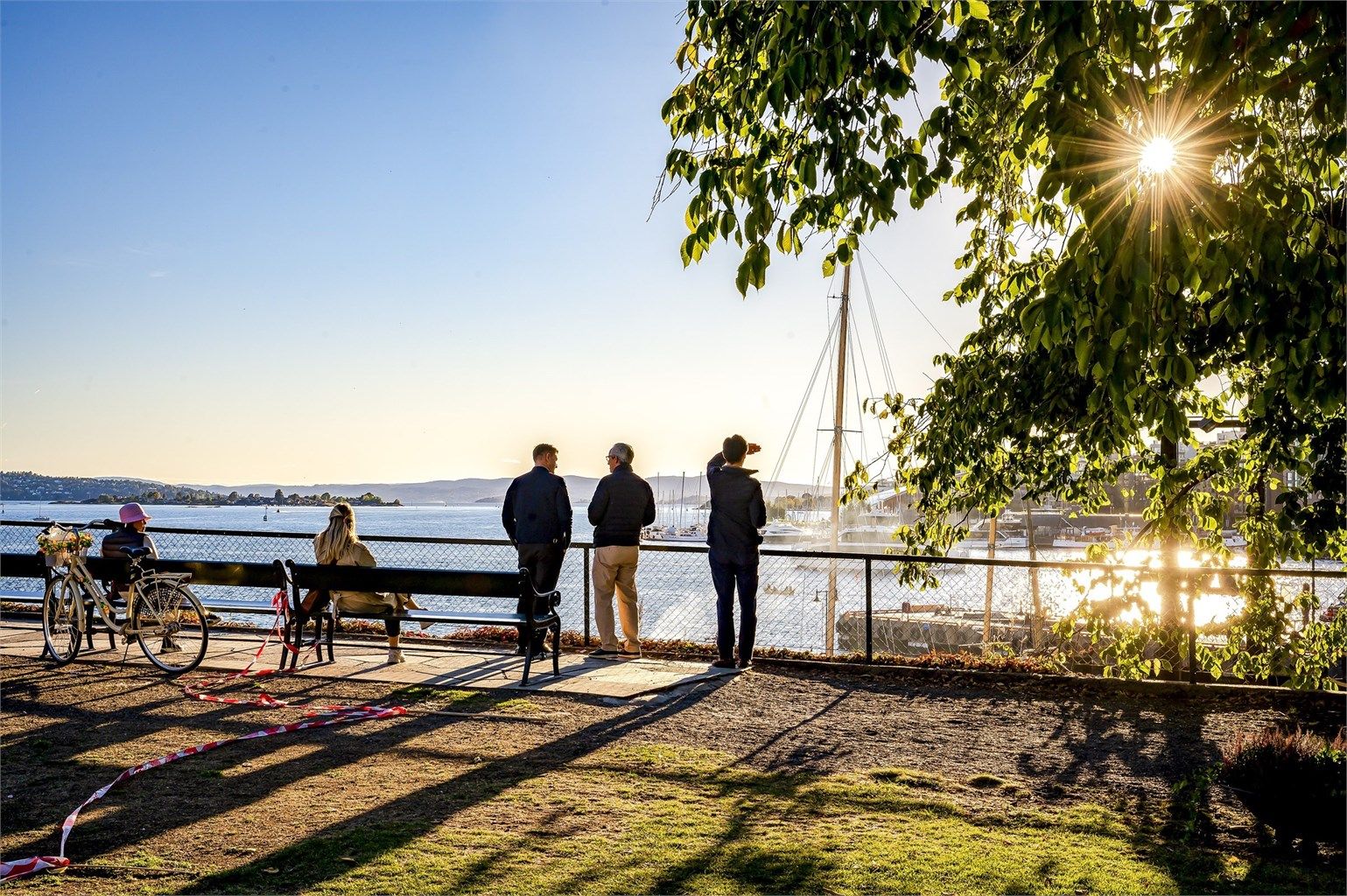 Nærområdet rundt Akershus festning er rolige og grønne, med utsikt over fjorden.