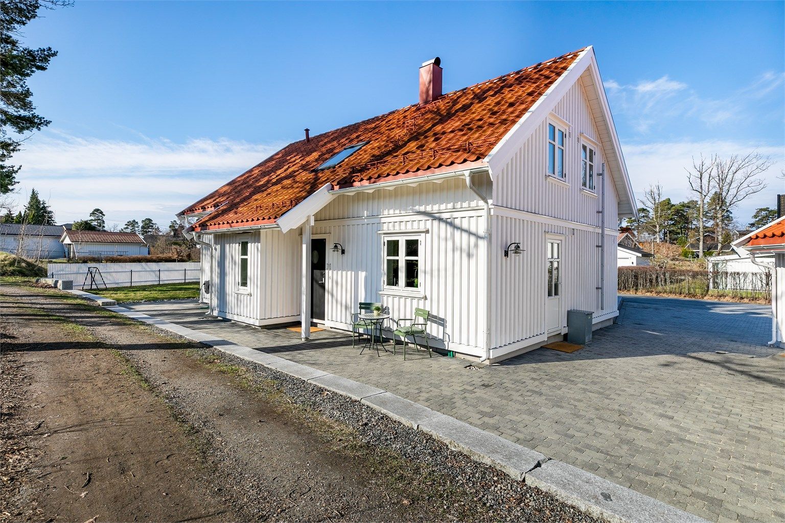 Gjennom kjøkkenets terrassedør kan kaffekoppen enkelt tas med ut til morgensolen rett rundt hjørnet.