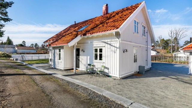 Gjennom kjøkkenets terrassedør kan kaffekoppen enkelt tas med ut til morgensolen rett rundt hjørnet.