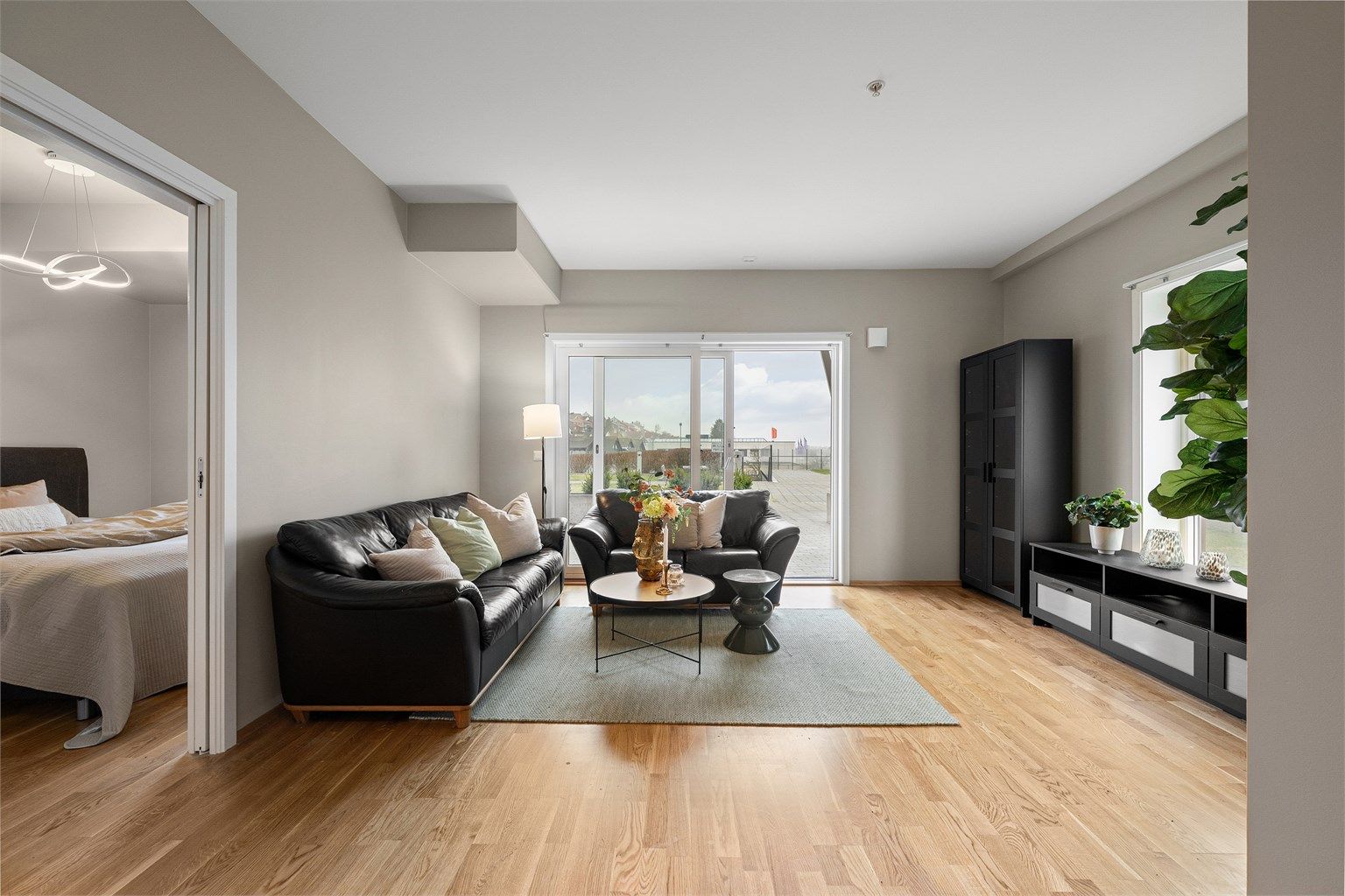 Fra stuen er det direkte utgang til en markterrasse.