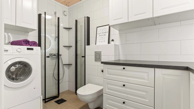 Badet i hovedetasjen ble oppgradert i 2023. Her er det fliser, elektrisk gulvvarme og opplegg for vaskemaskin.
