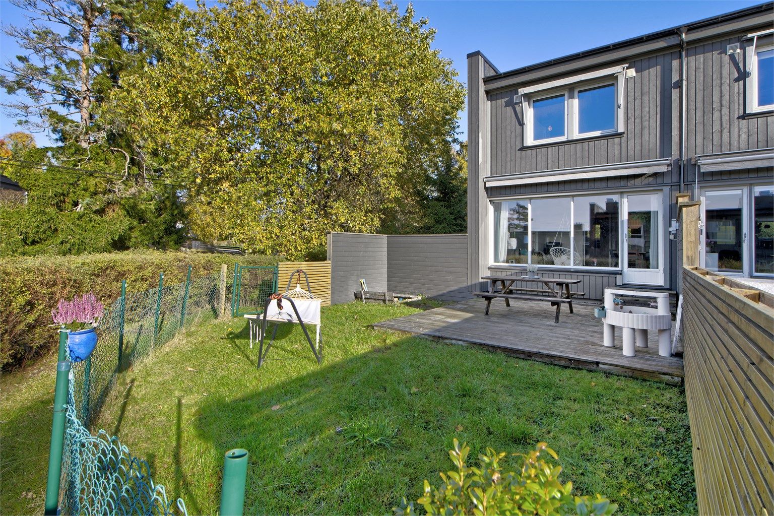 Sebastian Håbesland v/Krogsveen presenterer Hareveien 32A - enderekkehus med utgang til stor og solrik uteplass med hage - fotograf: Oddphoto