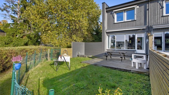 Sebastian Håbesland v/Krogsveen presenterer Hareveien 32A - enderekkehus med utgang til stor og solrik uteplass med hage - fotograf: Oddphoto